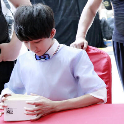 #王源# #TFBOYS王源# 源源偷看小源在干嘛