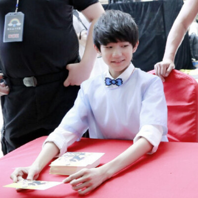 #王源# #TFBOYS王源# 源源偷看小源在干嘛