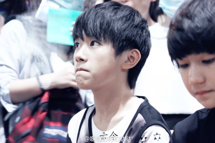 #tfboys易烊千玺# 20140801上海浦东机场关内高清9P，这个BOY也很好看。@京城千少 @毛毛屠魔小勇士 @清新脱俗的辫哥哥 不负众望，给你们拍到了千千
