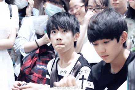 #tfboys易烊千玺# 20140801上海浦东机场关内高清9P，这个BOY也很好看。@京城千少 @毛毛屠魔小勇士 @清新脱俗的辫哥哥 不负众望，给你们拍到了千千