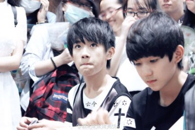 #tfboys易烊千玺# 20140801上海浦东机场关内高清9P，这个BOY也很好看。@京城千少 @毛毛屠魔小勇士 @清新脱俗的辫哥哥 不负众望，给你们拍到了千千