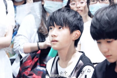 #tfboys易烊千玺# 20140801上海浦东机场关内高清9P，这个BOY也很好看。@京城千少 @毛毛屠魔小勇士 @清新脱俗的辫哥哥 不负众望，给你们拍到了千千