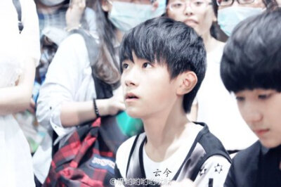 #tfboys易烊千玺# 20140801上海浦东机场关内高清9P，这个BOY也很好看。@京城千少 @毛毛屠魔小勇士 @清新脱俗的辫哥哥 不负众望，给你们拍到了千千
