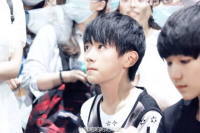 #tfboys易烊千玺# 20140801上海浦东机场关内高清9P，这个BOY也很好看。@京城千少 @毛毛屠魔小勇士 @清新脱俗的辫哥哥 不负众望，给你们拍到了千千