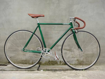 【车架】：52CM 【材质】：高碳钢 【坐垫】：VELO 【把带】：VELO 【花鼓】：久裕轴承 【车圈】：独家定制复古铝合金车圈 【轮胎】：700*23c建大车胎 【车把】：铝合金羊角把 【链条】：KMC 【脚踏】：主体 …