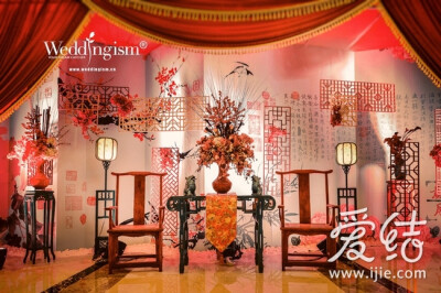 屏风、桌椅或雕花，极富中国风婚礼的大气与古韵感。