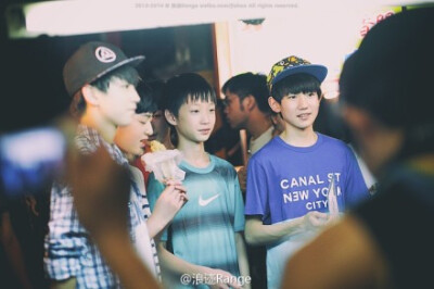 #带着微博去台湾# 在台北士林夜市遇到TF Boys在吃豪大大鸡排哟！@TFBOYS组合 @TFBOYS-王俊凯 @TFBOYS-王源 @TFBOYS-易烊千玺 @TFBOYS组合全球后援会 @TFBOYS粉丝应援站 |小北街