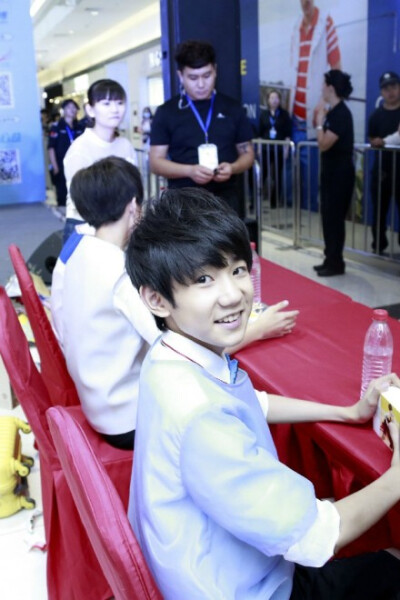 #TFBOYS王源# #王源# 小守护的美工修了一下新闻当事人和芒果TV的图，大家快来舔源哥美颜吧原图地址：http://weibo.com/u/2596219340 http://t.cn/RPW9VJo