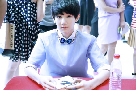 #TFBOYS王源# #王源# 小守护的美工修了一下新闻当事人和芒果TV的图，大家快来舔源哥美颜吧原图地址：http://weibo.com/u/2596219340 http://t.cn/RPW9VJo