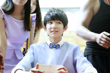 #TFBOYS王源# #王源# 小守护的美工修了一下新闻当事人和芒果TV的图，大家快来舔源哥美颜吧原图地址：http://weibo.com/u/2596219340 http://t.cn/RPW9VJo