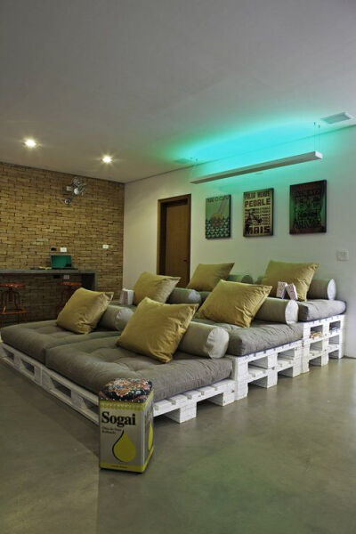 Good use of a wooden pallet, use it to make a at home movie theatre