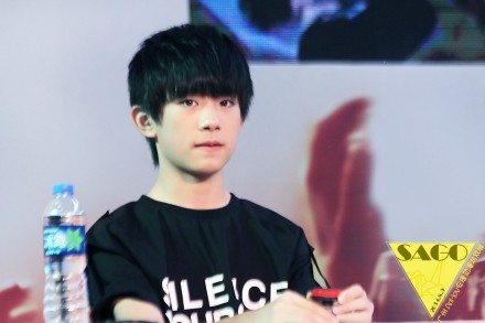 140809 #易烊千玺# #tfboys易烊千玺# 说一件可爱的小事 拍照的时候用手机写了千玺两个字举着想招呼宝宝看镜头 宝宝跟左边姐姐们挥手完了之后看到自己名字立刻眼睛都不眨的盯着镜头 特别严肃 大概五秒之后镜头也看完了 就自己低头盯着桌子偷笑 可爱的没有我