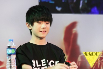 140809 #易烊千玺# #tfboys易烊千玺# 说一件可爱的小事 拍照的时候用手机写了千玺两个字举着想招呼宝宝看镜头 宝宝跟左边姐姐们挥手完了之后看到自己名字立刻眼睛都不眨的盯着镜头 特别严肃 大概五秒之后镜头也看完了 就自己低头盯着桌子偷笑 可爱的没有我