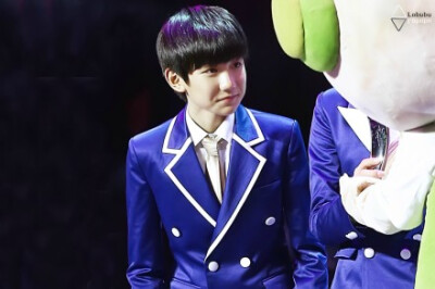 #TFBOYS王源# #王源# 내가 왜 이럴까 너만 생각하다 라랄라라 랄라 날아 올라 我为什么这样 只想着你 lalalala lala