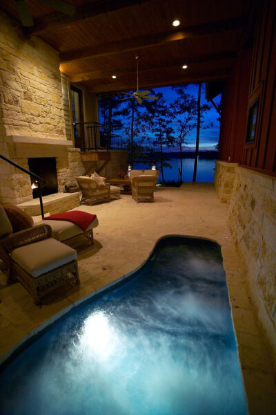 Indoor hot tub + fireplace