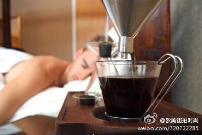英国设计师Josh Renouf设计了一个咖啡机闹钟，每天早上会自己煮咖啡，用咖啡香把你叫醒。