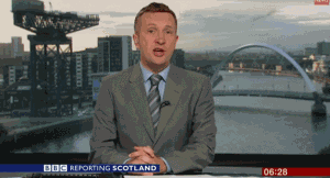 BBC新闻直播间又有奇怪的物体出现啦！！！ 浓浓一种外星巨型蜘蛛袭击地球的既视感怎么破。。。。。