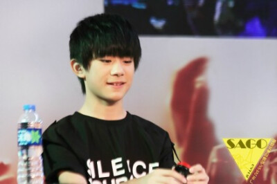 140809 #易烊千玺# #tfboys易烊千玺# 说一件可爱的小事 拍照的时候用手机写了千玺两个字举着想招呼宝宝看镜头 宝宝跟左边姐姐们挥手完了之后看到自己名字立刻眼睛都不眨的盯着镜头 特别严肃 大概五秒之后镜头也看完…