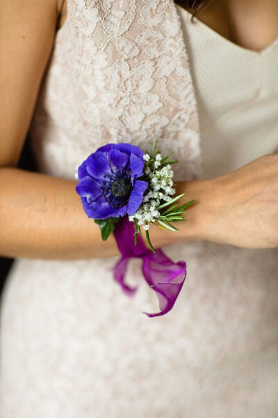 蓝色花朵，紫色丝带制作的新娘手腕花
