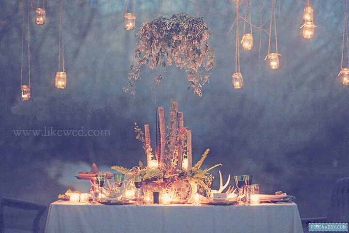垂吊鲜花和蜡烛的浪漫婚礼装饰