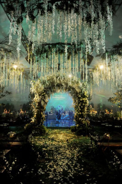 室内打造的森系婚礼仪式区