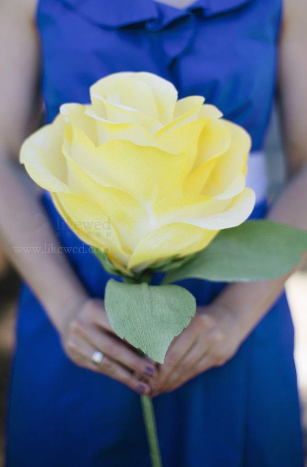 黄色大纸花的新娘手捧花