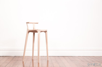 新西兰工业设计专业学生Oscar Pipson作品：Elka Stool，一把漂亮的木椅，使用cnc加工出有机且富有雕塑感的曲线形态。