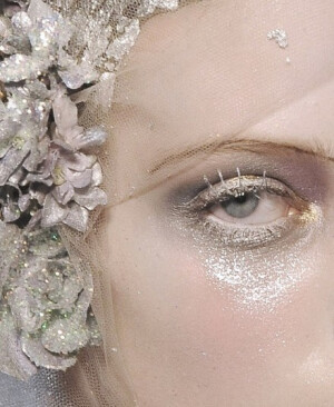 妆~容 (via:John Galliano Fall 2009)