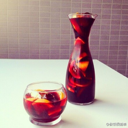 【sangria】西班牙常见的一种饮料，作法很多，今天教大家做最简单但超级好喝的一款。红酒一瓶(便宜的就行)，糖或syrup，橙子柠檬切小块，樱桃，少量苹果汁，如果有肉桂棒就加一根，如果有白兰地也来一点。材料混合在一起，冰箱保存腌制一天即可~【阿画】