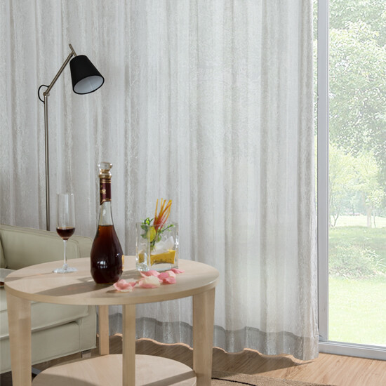  在窗纱的形态上，横条的褶皱，以玩味的方式呈现窗纱的时尚。在窗纱的颜色上，以最质朴的颜色传达窗纱的原始涵义。隔热控温、防紫外线，为家居增添舒适气息。