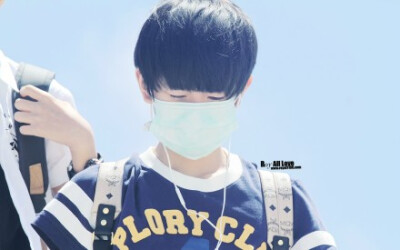 [ROY_ALL_LOVE]140814 更新门板 王源 4P【收图戳：http://t.cn/8ssL8yO】CITY HUNTER系列 想帮你推开所有阴霾 @TFBOYS-王源 BGM更新： Red Velvet - happniess