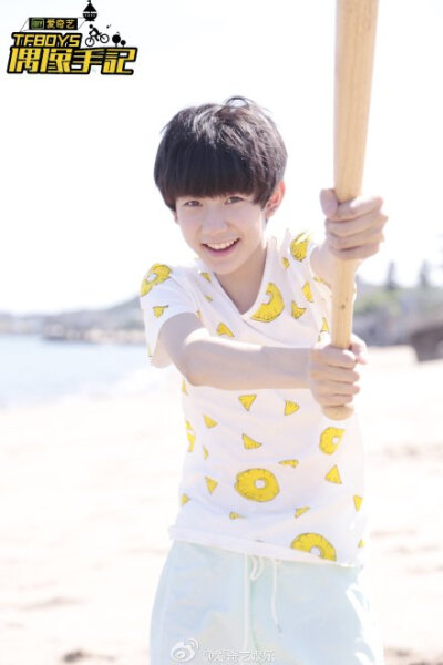 #TFBOYS偶像手记#今天的三小只@TFBOYS-王俊凯 @TFBOYS-王源 @TFBOYS-易烊千玺 四叶草们，小奇也想暑假的时候去海边！ @爱奇艺-TFBOYS偶像手记