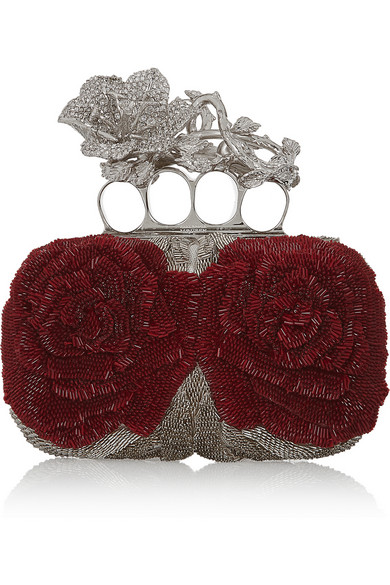 Alexander McQueen 这款 “Knuckle” 手拿包是该品牌的标志之作。它选用珠子缀饰帆布制成，配有镶嵌了醒目施华洛世奇水晶的花朵造型搭扣，令人眼前一亮。此包配有皮革衬里，大小刚好可装下派对必备品等随身之物。