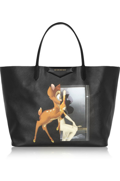 Givenchy “Antigona” 印花黑色涂层帆布购物包。 黑色涂层帆布 两根手柄 彩色小鹿斑比图案印花，品牌标志牌，金色五金配件 一个可拆卸内置拉链小袋 开放式包口 附防尘袋