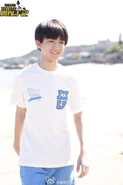 #TFBOYS偶像手记#今天的三小只@TFBOYS-王俊凯 @TFBOYS-王源 @TFBOYS-易烊千玺 四叶草们，小奇也想暑假的时候去海边！ @爱奇艺-TFBOYS偶像手记