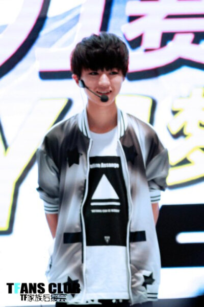 #TFBOYS# 【仿佛一种悸动穿梭轨道，让热血沸腾战火燃烧 】 PS：热力赛车造型很酷炫啊。