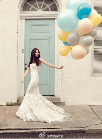 一组轻松快乐的气球婚纱照，轻盈的气球，烂漫的微风，美丽灵动的画面又不乏时尚感。