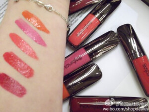 最近有没有对#HOURGLASS#的印象越来越好？反正小编对它的好感是与日俱增啊~看到什么都想买~这不，又有个大便宜啦~液体唇釉仅售$10!有没有收到惊吓！！小编觉着怎么也要个$20吧！这个价格实在太客气了！！使用感：不是很润，有略微唇纹，上色很美丽！颜色现在还很全!快快抢！！http://t.cn/RPWs8W9