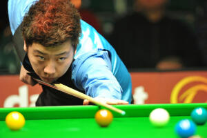 主要成绩： 2005年全国青少年冠军[1]  2005年世界青年锦标赛季军 2007年全国排名赛(宜兴)四强 2011年中国公开赛16强 在进八强的比赛中4:5输给墨菲 2012年世界斯诺克巡回赛亚洲区第三场亚军 决赛中以3:4输给宾汉姆 2013年斯诺克PTC亚军，决赛0:4输给霍金斯 2013年无锡公开赛 第一轮 5:2 特鲁姆普 爱好：听歌 崇拜球星：马修.斯蒂文斯