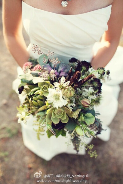 #Wedding Idea#【清新森林系婚礼】纯洁的白色，清新的绿色，优雅的蓝色，清新森系婚礼，怎样才能显得独具不同呢？与简洁自然森系手捧花搭配，你喜欢吗？