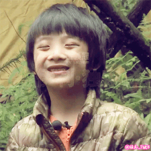  【gif】干瞪眼环节要笑cry惹!!!!!老吴传授获胜秘笈即带着仇恨看人家。图一曼仔你面部扭曲也就算了，为何还伸手一幅生离死别的样子。图二眯眼小逗比不想多说。图三表情做累曼哥需要喘气缓缓。图四淘气因子爆满结果眨…
