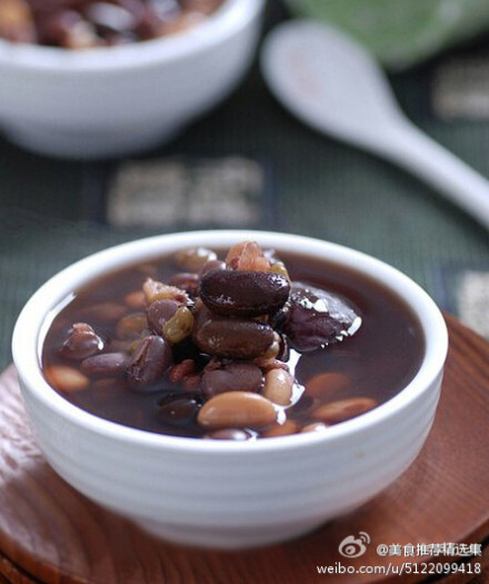 【五豆养颜粥】1.将黄豆，绿豆，黑豆，红豆，花生，薏米，入水浸泡一夜；2.冲洗干净，加小米，红枣，足够量的清水，大火熬开，小火熬煮2-3个小时即成。