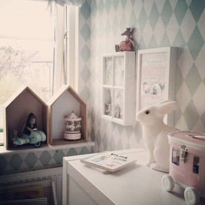 Nu skiner solen. Dags att krypa i vattenpölar och gräva i sand! Kids room with Ferm Living harlequin wallpaper and Heico bunny lamp.