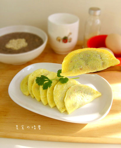 【蔬菜蛋饺-宝宝餐】 原料：火腿1小块；口蘑2个；洋葱小半个；番茄小半个；红椒1/4个；青椒1/4个；鸡蛋3个；牛奶20毫升； 调料：盐少许；白胡椒粉少许； 1、做这道蔬菜蛋饺需要火腿，青椒，红椒，洋葱，口蘑，西红柿，鸡蛋，牛奶。把蔬菜和蘑菇洗净，全部切成小碎丁。这几样搭配奶酪口味会很好！ 2、把3个鸡蛋打散，然后加入20毫升牛奶，一点点盐和白胡椒粉，搅拌均匀，再过滤去蛋筋。 3、锅中加一点油，烧热后把刚刚切好的蔬菜蘑菇丁全部倒进去，把它炒匀做成馅料，可以不必加盐，随意就好。 4、平底锅烧热，涂上薄薄一层