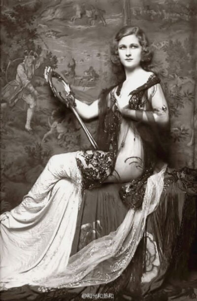 Ziegfeld的女孩们之Anne Lee Patterson by Alfred Cheney Johnston 于1930年。Anne Lee Patterson是1931年的美国小姐 这是关于“Ziegfeld girls”的介绍 http://t.cn/RvyAIDO