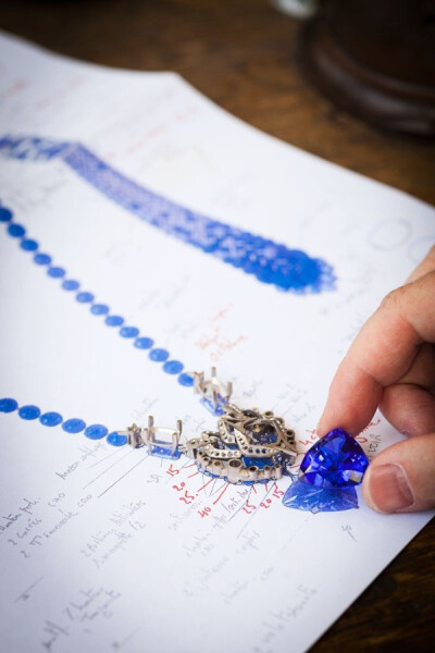 By Staff Writer | Wednesday, 09 July 2014 In the video above, meet Chaumet’s creative director, Claire Dévé-Rakoff, and the Maison’s 12th Workshop Master, Pascal Bourdariat, as they talk about the i…