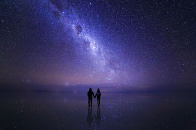 夜晚，“天空之镜”乌尤尼盐沼变成了“星空之镜” ，超美……（来自网友nullnul7）