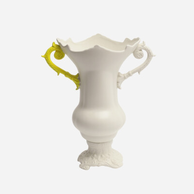 精雕细琢的细节、明亮的黄色壶柄是这只双耳壶最大的特色。灵感来自凡尔赛宫，seletti选择细陶瓷打造这款白色瓷器，将古典的神韵和巴洛克浪漫的元素附着于壶身，正改变着现代生活的沉闷。