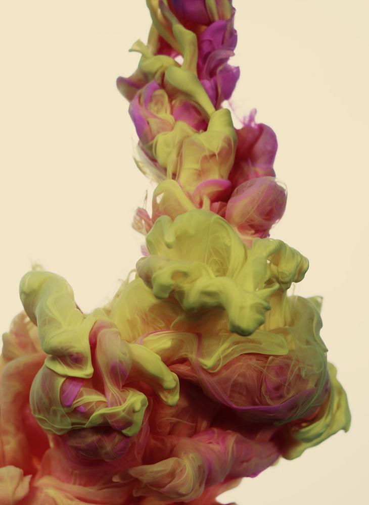 Alberto Seveso ，出生于米兰的意大利艺术家。Alberto Seveso 一直在思考要如何以其他的形式重新诠释潮流艺术。他将彩色墨汁滴入水中的画面，和人体结合起来，创作了这些作品。水与墨一直是Alberto Seveso着力探索的一种艺术形式。他利用高速摄影技术拍下不同颜色墨水混合滴入水中的瞬间，呈现出一种优美的形态。