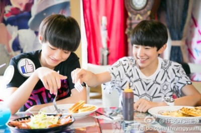 啊.....@TFBOYS-王俊凯 你说为什么每次游戏投票都是你赢每次都是你赢到大餐你说的要分享对不对？所以以后你赢了游戏分点吃的给我我就没意见了#TFBOYS偶像手记#